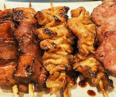 もつ焼/左：レバー、中央：シロ